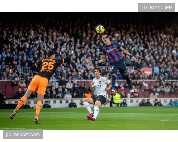 点球宴客，帕尔默赛后独自坐在斯坦福桥草皮上久久未起