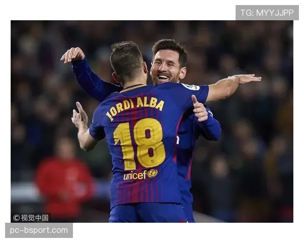 终场哨响，巴萨球员拥抱庆祝距离卫冕又近一步
